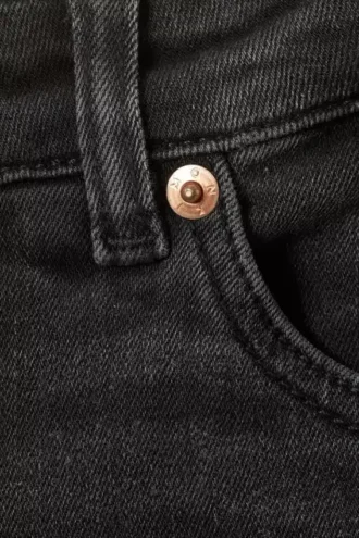 Katsumi lavtaljede jeans med udvidede ben – vasket sort