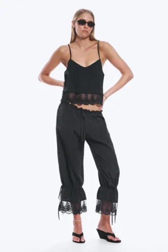 Kort camisole med blonder – sort
