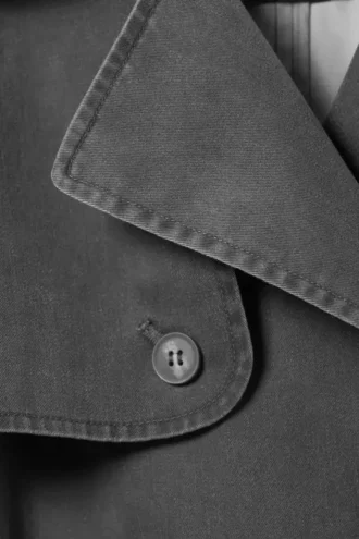 Kort dobbeltradet vasket trenchcoat – mørkegrå