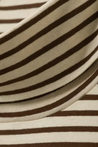 Kort, langærmet top med høj hals – beige og mørkebrune striber