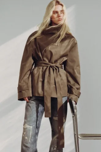 Kort, oversized trenchcoat med tragtkrave – støvet grå