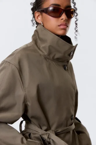 Kort, oversized trenchcoat med tragtkrave – støvet grå