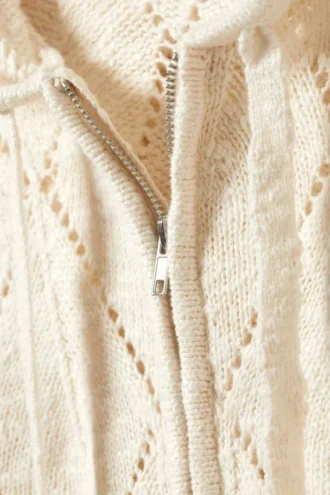 Kort pointelle-strikket hættetrøje med lynlås – off-white