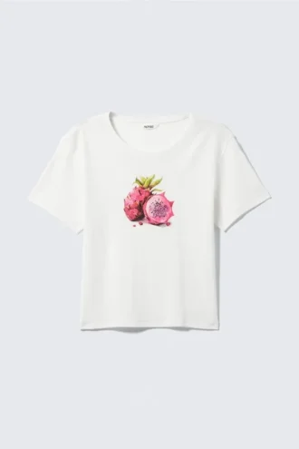 Kort ribbet bomuldst-shirt med print – hvid – Dragon Fruit