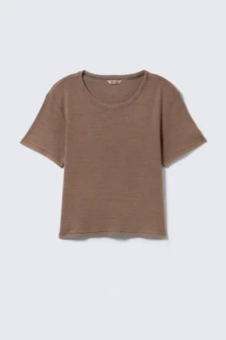 Kort ribbet bomuldst-shirt med print – vasket mørkebrun
