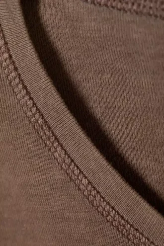 Kort ribbet bomuldst-shirt med print – vasket mørkebrun