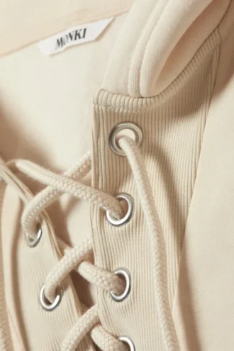 Kort snøret hættetrøje – Lys beige