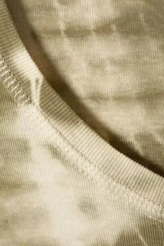 Kort T-shirt i ribbet bomuld med print – Khakigrøn tie-dye
