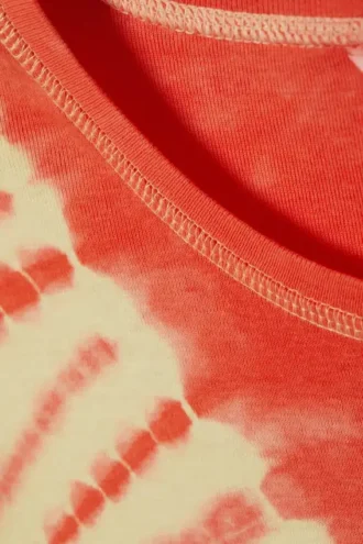 Kort T-shirt i ribbet bomuld med print – lys rød tie-dye