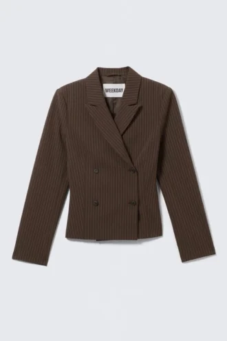 Kort, tætsiddende blazer – mørkebrun – nålestribet