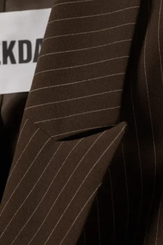 Kort, tætsiddende blazer – mørkebrun – nålestribet