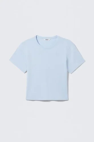 Kort, tætsiddende bomulds-T-shirt – lyseblå