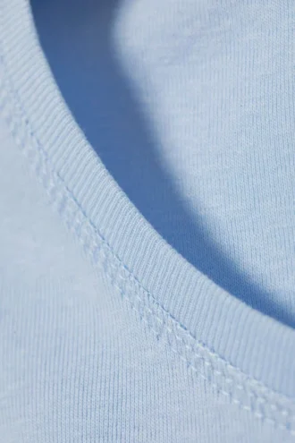 Kort, tætsiddende bomulds-T-shirt – lyseblå