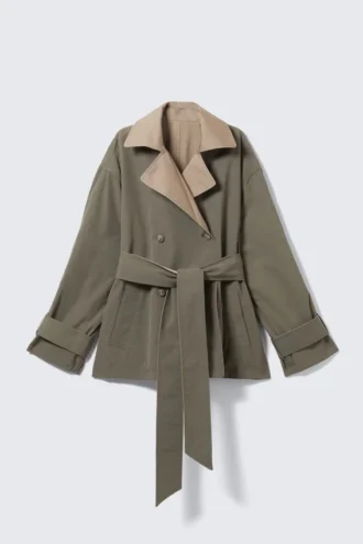 Kort vendbar trenchcoat med dobbeltradet knaplukning – beige og khakigrøn