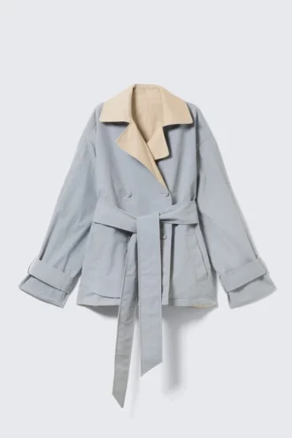 Kort, vendbar trenchcoat med dobbeltradet knapning – beige og lysegrå