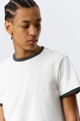 Kortærmet bomulds-T-shirt med kontrastkant – hvid – sort kant