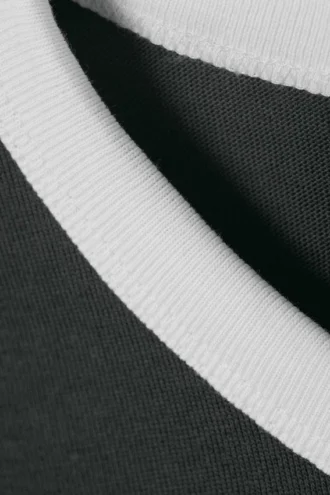 Kortærmet bomuldst-shirt med kontrastkant – mørkegrå og hvid