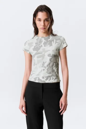 Kortærmet T-shirt i boxy pasform med print – hvid – camouflage