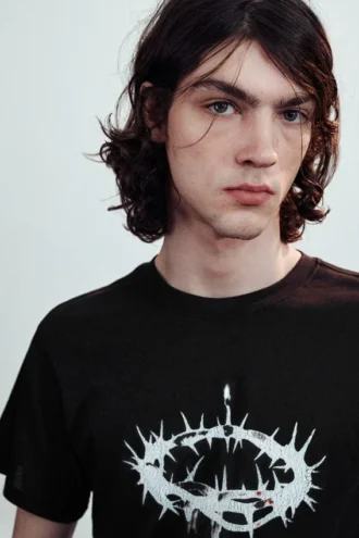 Kortærmet T-shirt med print – sort – Thorn Crown
