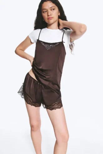 Korte satin-shorts med blonder – mørkebrun