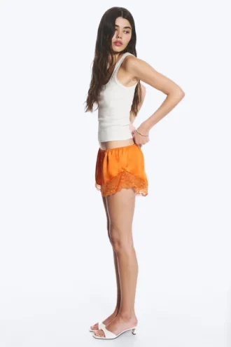 Korte shorts i satin med blonder – orange