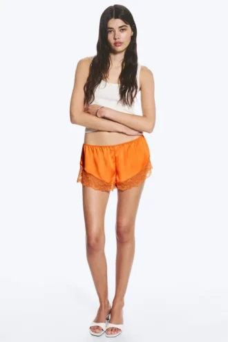 Korte shorts i satin med blonder – orange