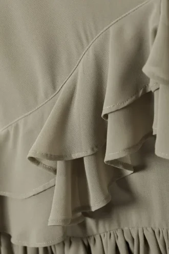 Lagdelt mini-cami-kjole med flæser – Khaki-grøn