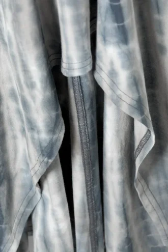 Langærmet asymmetrisk midi-kjole – mørkegrøn – tie-dye