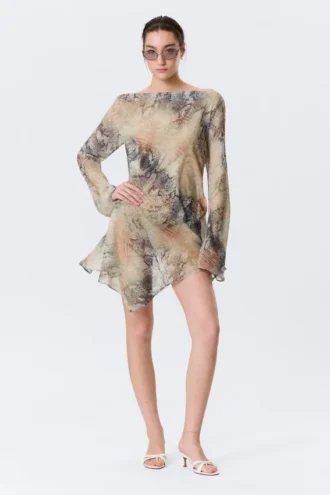 Langærmet asymmetrisk minikjole i satin – beige – slangeskindsmønster