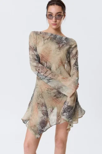 Langærmet asymmetrisk minikjole i satin – beige – slangeskindsmønster
