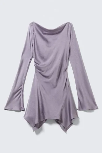 Langærmet asymmetrisk minikjole i satin – lilla