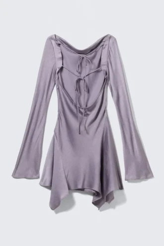 Langærmet asymmetrisk minikjole i satin – lilla