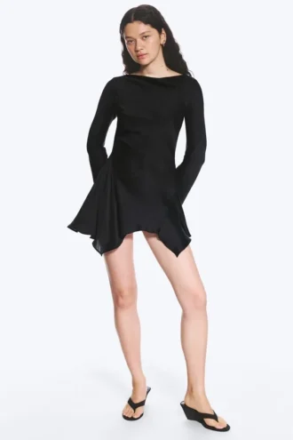 Langærmet asymmetrisk minikjole i satin – sort