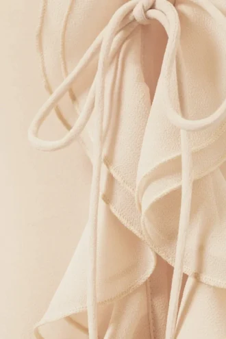 Langærmet bluse med flæser – beige