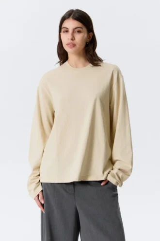 Langærmet, boxy bomulds-T-shirt – lys beige