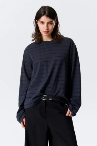 Langærmet, boxy bomulds-T-shirt – mørkeblå stribet