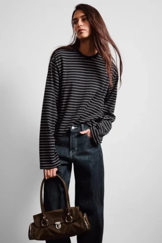 Langærmet, boxy bomulds-T-shirt – stribet sort