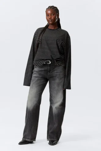 Langærmet, boxy bomulds-T-shirt – stribet sort