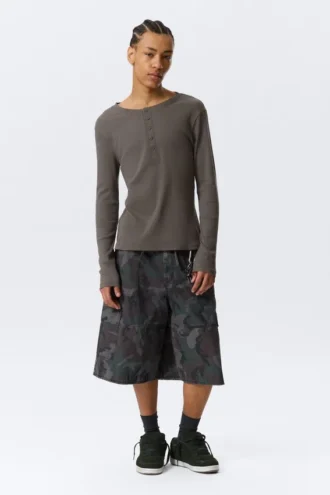 Langærmet Henley-T-shirt – mørk muldvarp