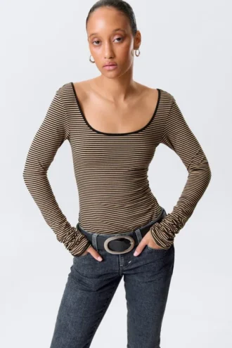 Langærmet slim fit-top med rund halsudskæring – beige/sort stribet