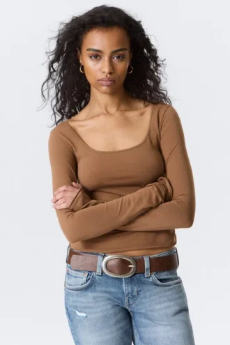 Langærmet slim fit-top med rund halsudskæring – brun