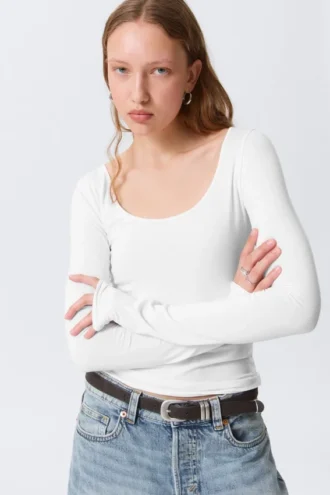 Langærmet slim fit-top med rund halsudskæring – hvid