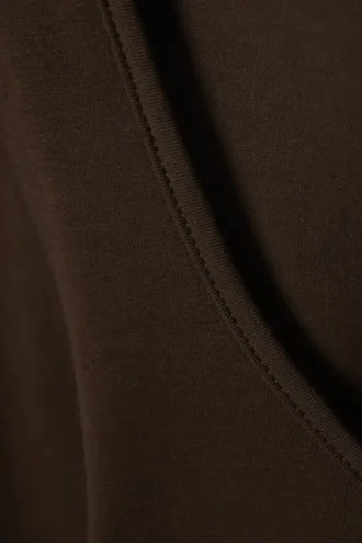 Langærmet slim fit-top med rund halsudskæring – mørkebrun