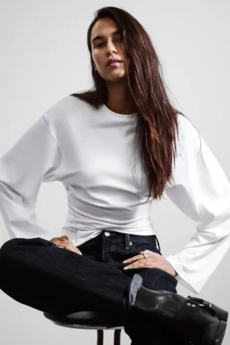 Langærmet T-shirt med rynk – hvid