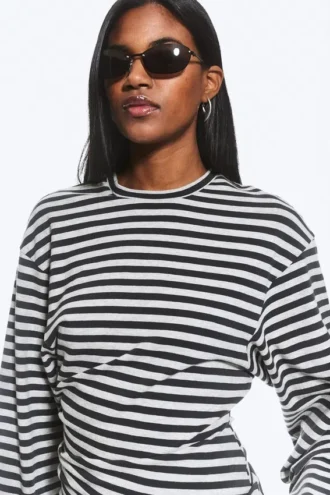 Langærmet t-shirt med rynker – sort/grå striber