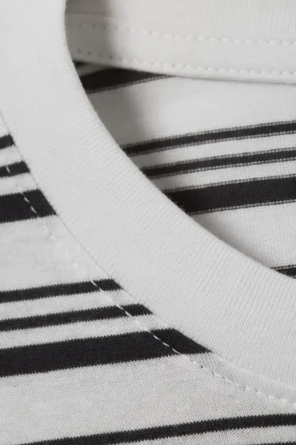 Langærmet T-shirt med striber i boxy fit – sorte og hvide striber