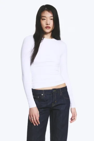 Langærmet t-shirt med tætsiddende pasform – hvid
