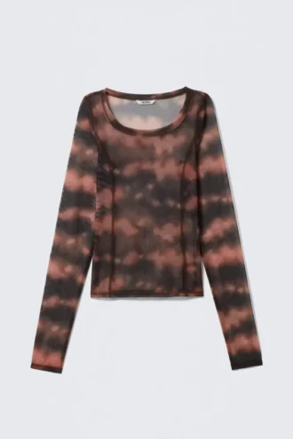 Langærmet top med bred halsudskæring – Pink Blurred Stains