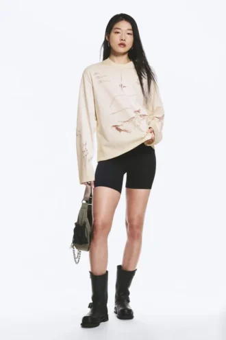 Langærmet top med print i boxy-pasform – lys beige – Street Print