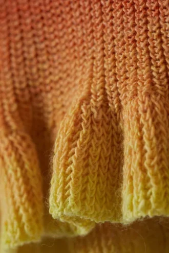 Lavtaljede dip-dye strikkede minishorts – orange og gul
